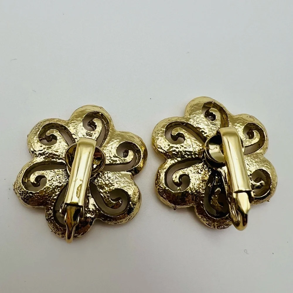 Vintage Gold Tone Filigree Flower Clip-On Earrings Retro Jewelry